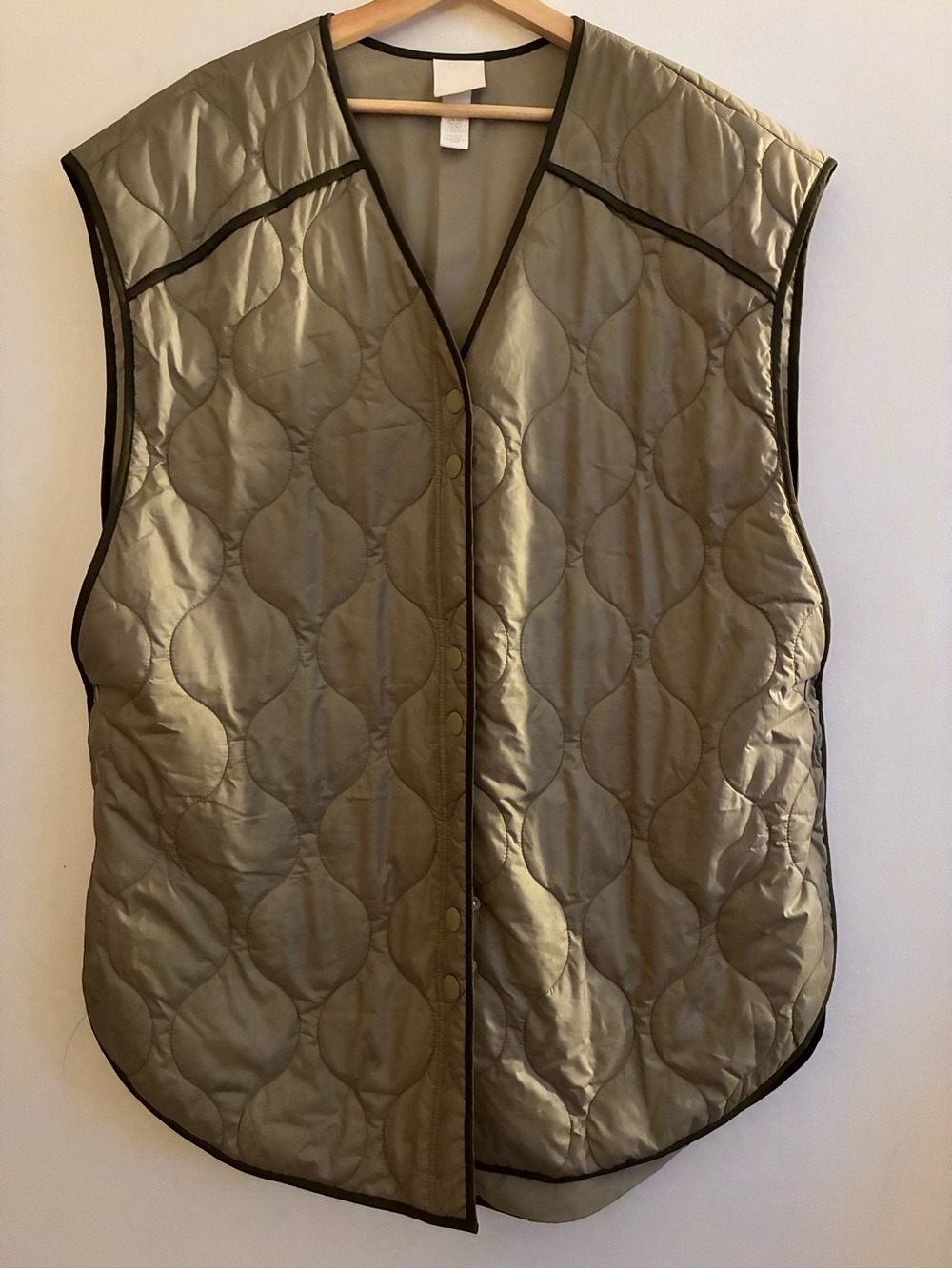 H&M Quilted Sleeveless Vest in Olive with Dark Trim - Picture 2 of 4